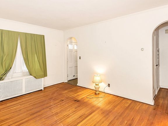 5th image of 1083 Esther St