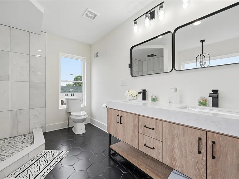1361 Hawthorne St — Photo 30