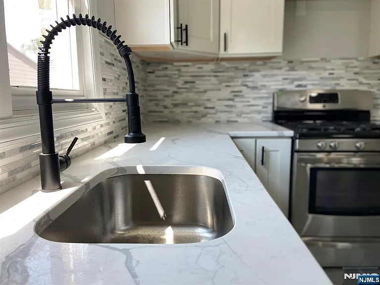 905 Sanford Ave — Photo 6