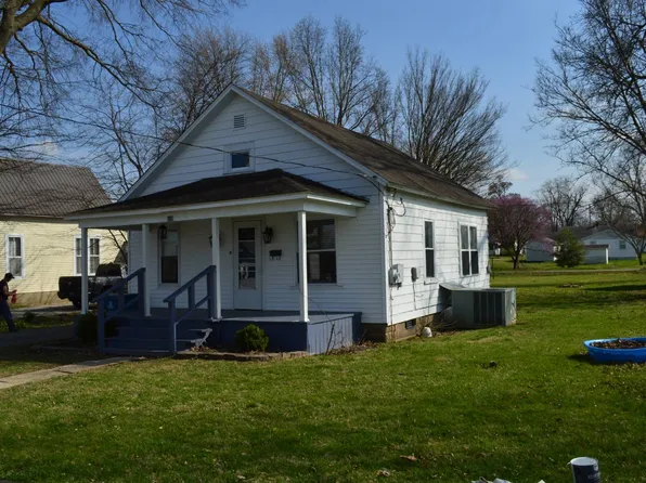 608 W Center St, Fairfield, IL 62837