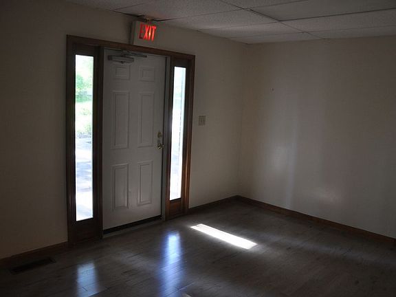 3rd image of 275 Lee St