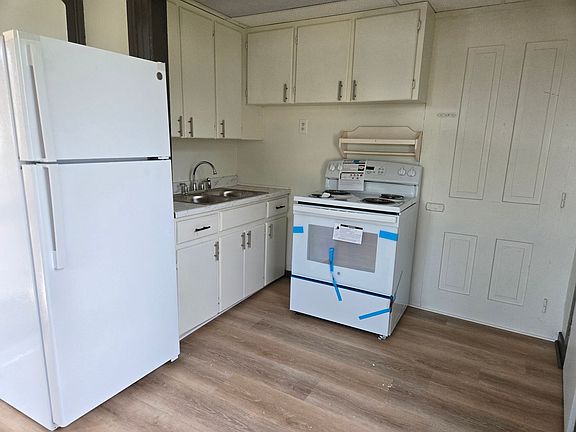 4th image of 206 Pleasant St