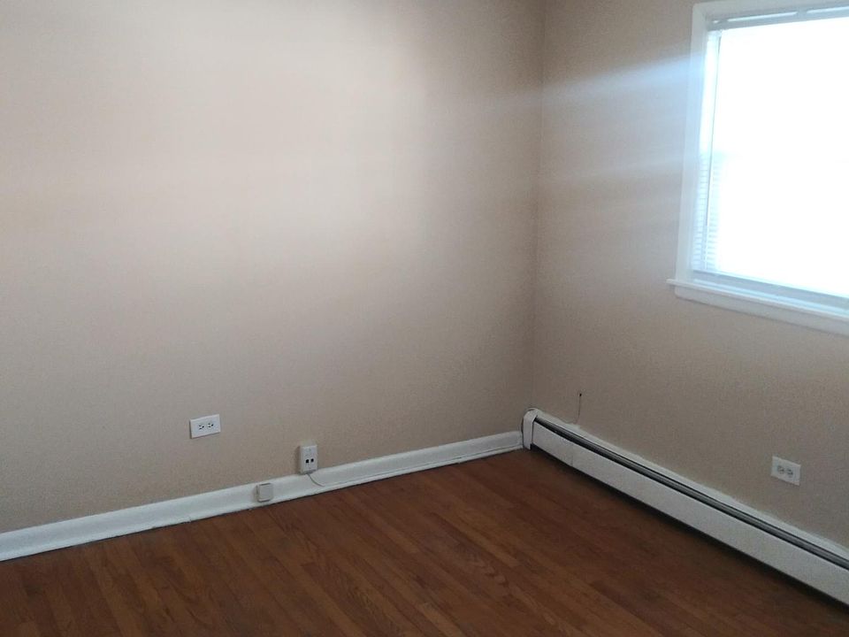 Kingsize bed can fit ; easily. Hardwood floors