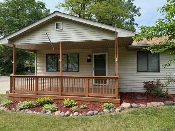 5496 Elizabeth Lake Rd, Waterford, MI 48327