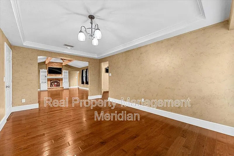 4 bed, 2.5 bath, 2528 sqft, $3,875 — Photo 2