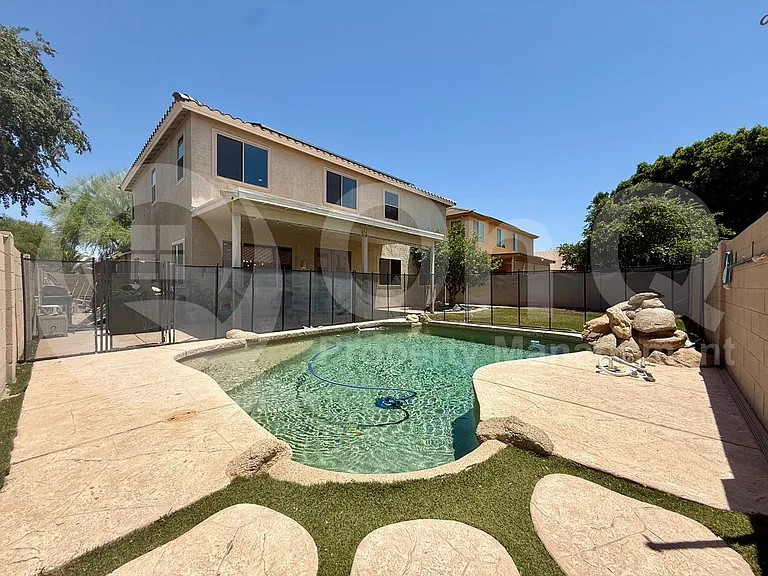 572 N Bell Dr — Photo 33