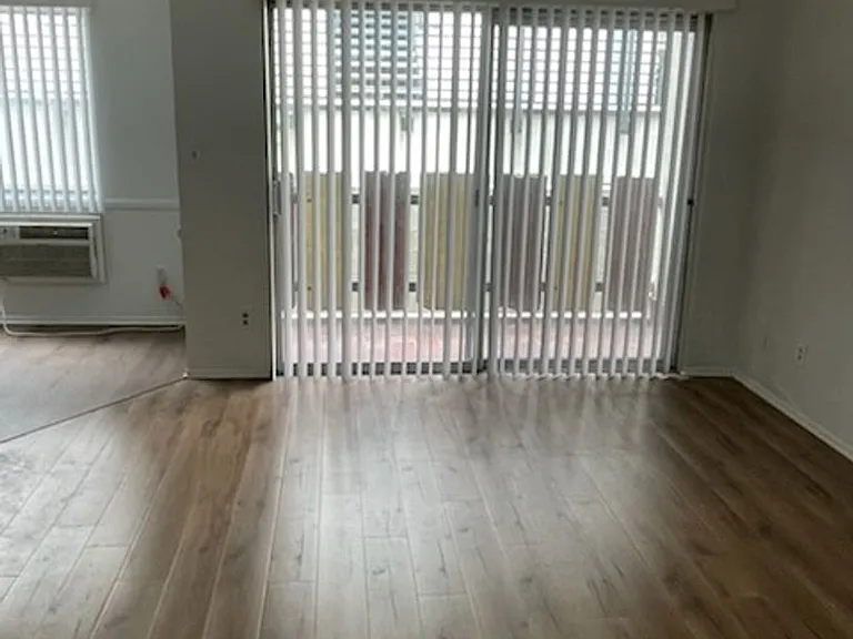 1970 N Beachwood Dr — Photo 11