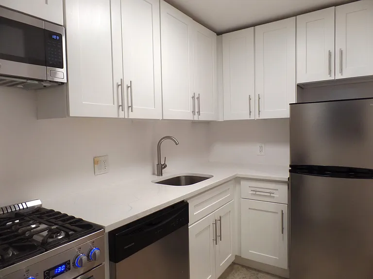 123 E 54th St #3B — Photo 2