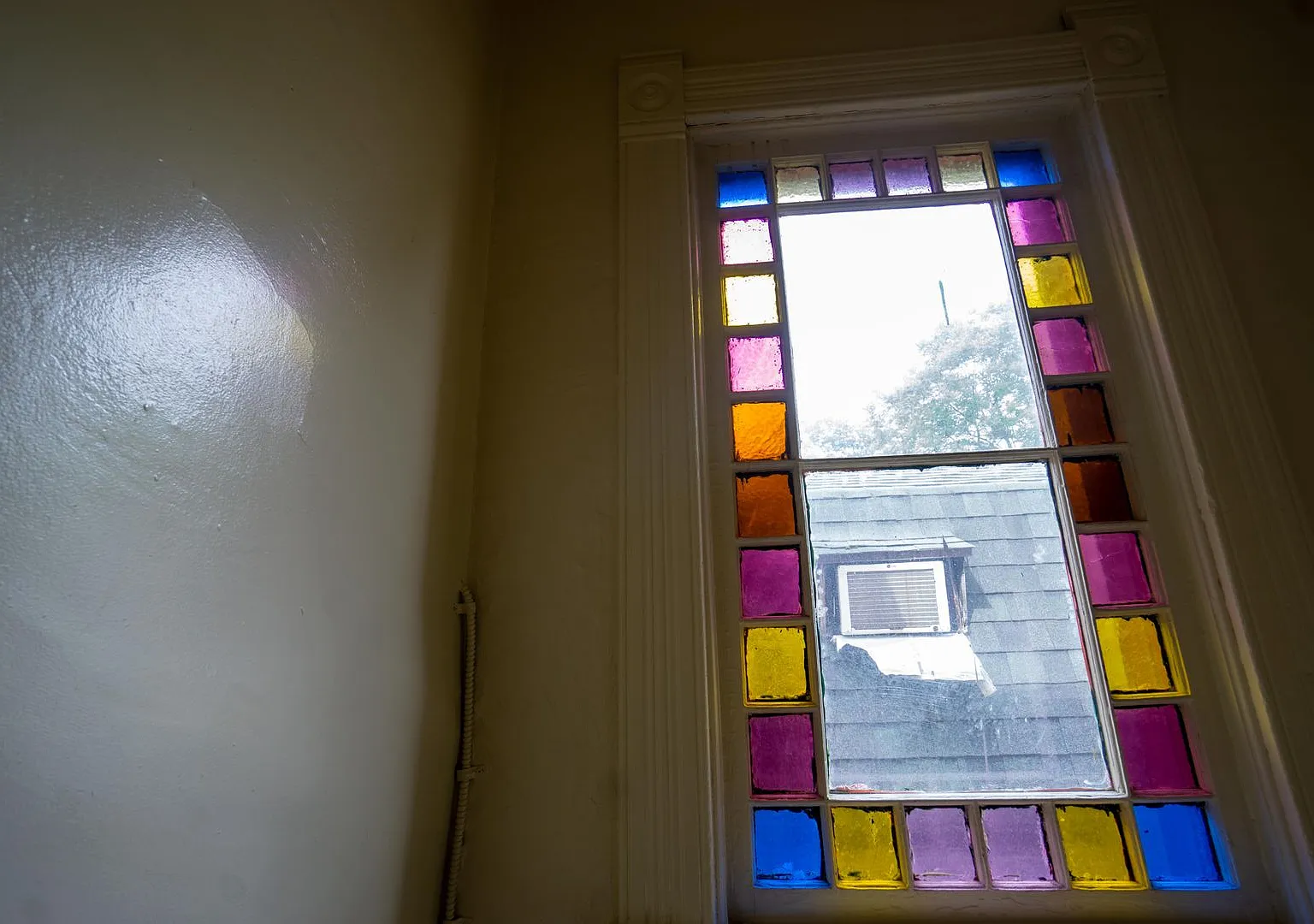 112 Dell Apt 2 - Available 7/1/27 - Charming Second Floor Apartment One Block From Shops, Eaterie... — Photo 4