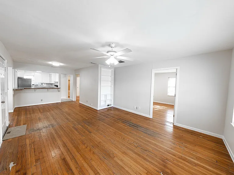 4710 Glenmont St — Photo 3