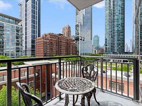 5th image of 1322 S Prairie Ave Unit 613