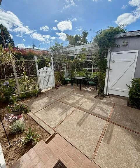21 E Arrellaga St #B — Photo 10