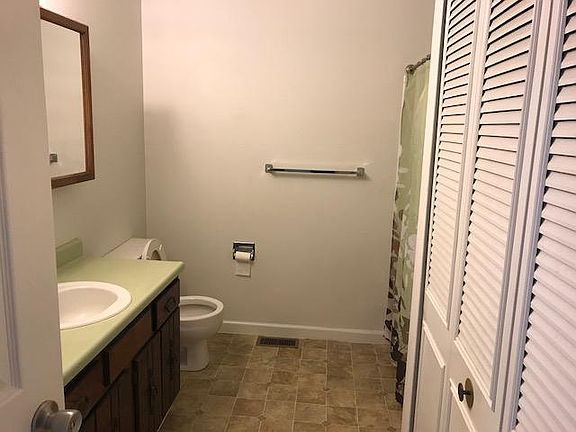 Main Level W/D Hookups in Full Bath