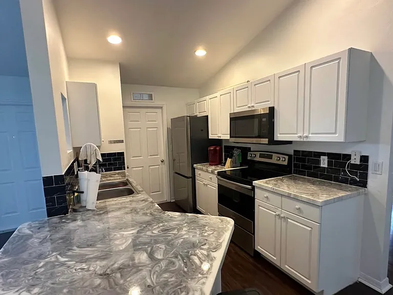 2904 NE 7th Pl — Photo 6