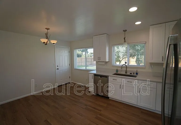 1155 Fern St — Photo 4