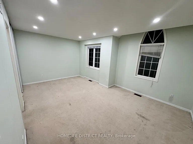 1100 Ashgrove Cres — Photo 38