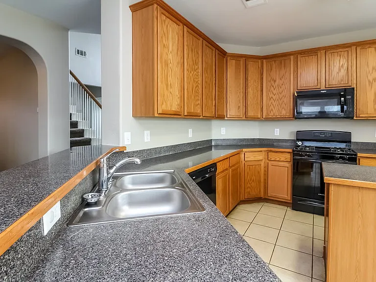 1204 Seneca Pl — Photo 5
