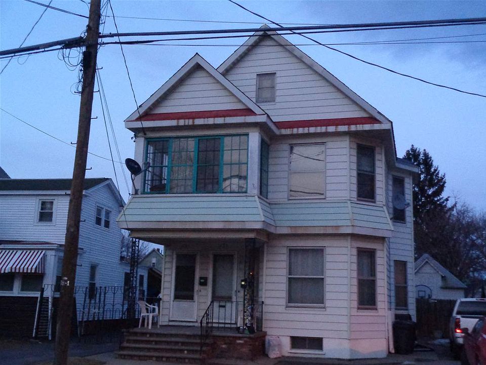 2nd image of 1135 Crane St