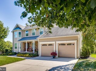 8 Fox Run Dr, Mount Laurel, NJ 08054