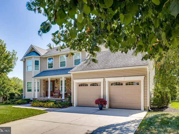 8 Fox Run Dr, Mount Laurel, NJ 08054