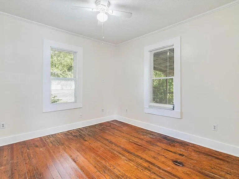 208 W Lockhart St — Photo 11