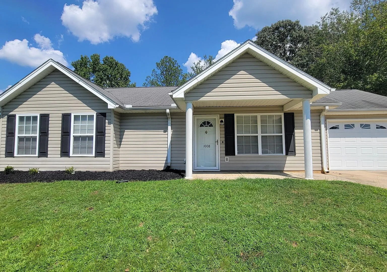 Like New 3 Bed, 2 Bath Home in Fountain Inn — Photo 1