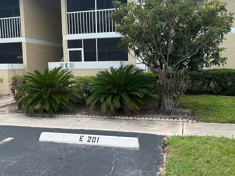 1537 SE Royal Green Cir #201 — Photo 2