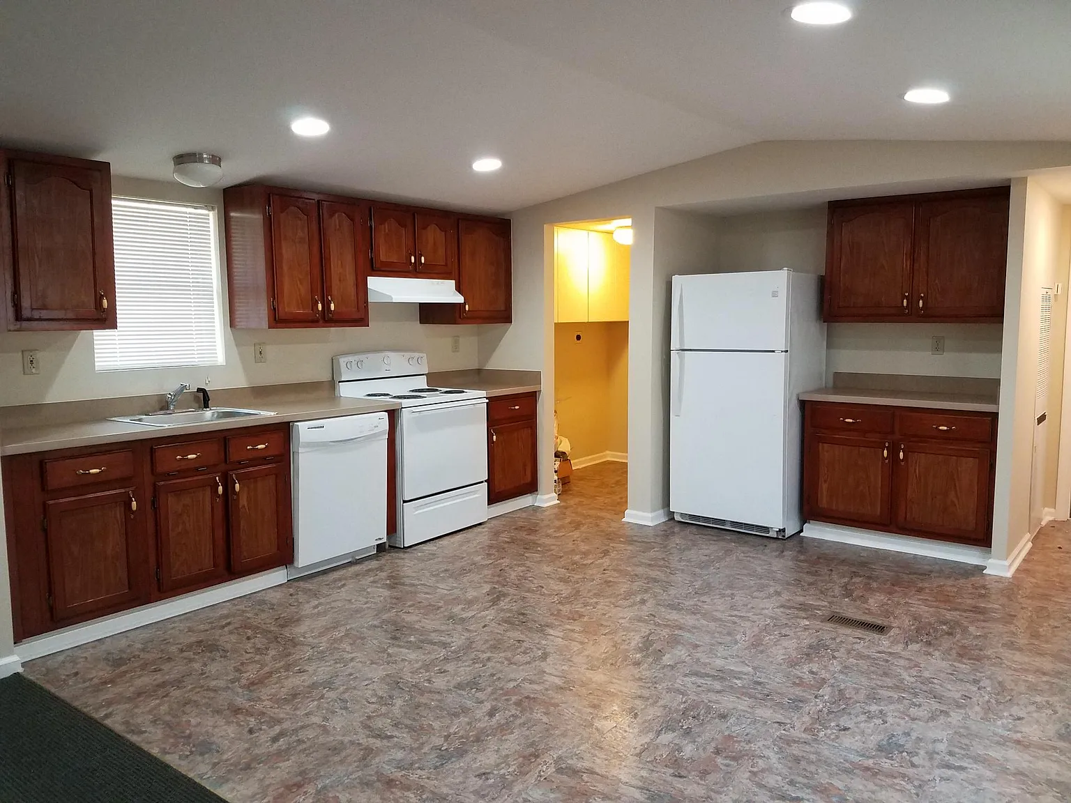 2 bed, 1040 sqft, $800 — Photo 2