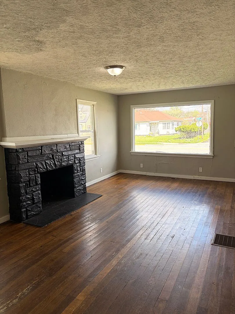 2 bed 1 bath house with basement — Photo 3
