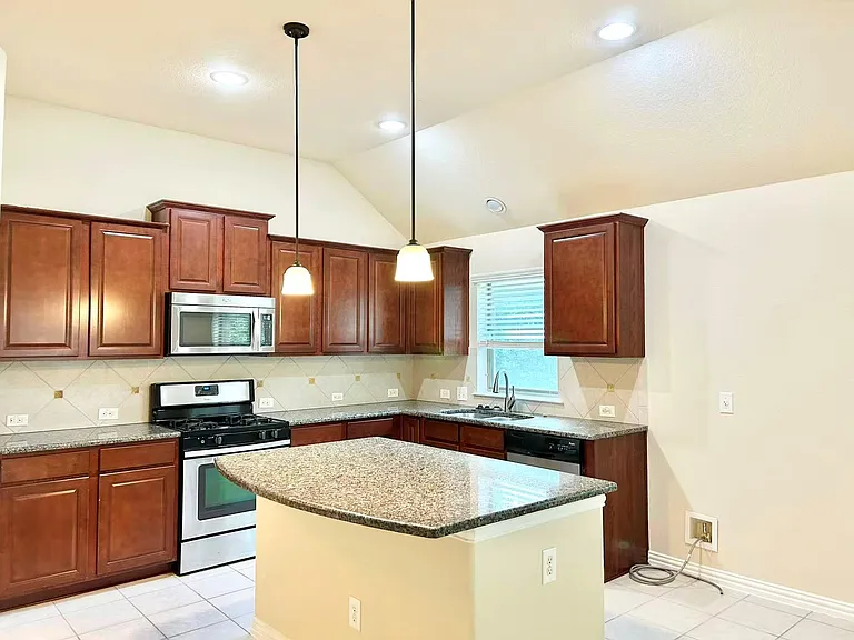 1104 Valerie Cv — Photo 11