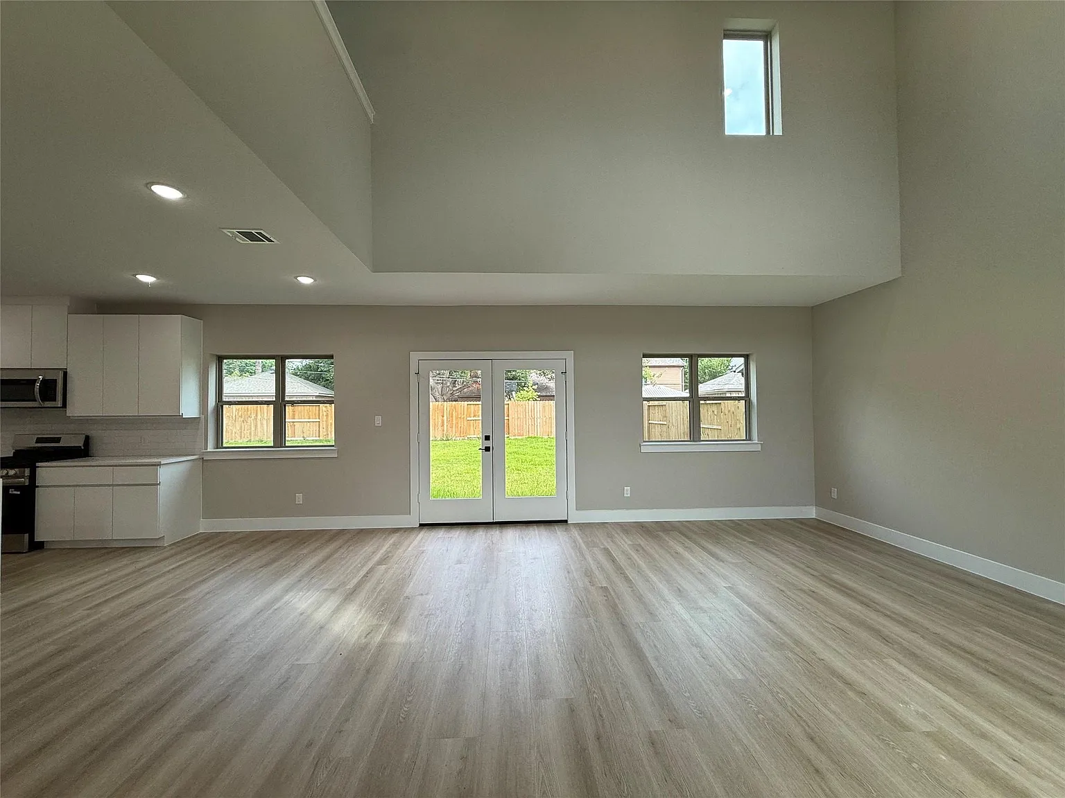 4 bed, 3.5 bath, 2392 sqft, $3,100 — Photo 4