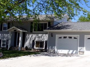 506 W 11th Ave, Holdrege, NE 68949