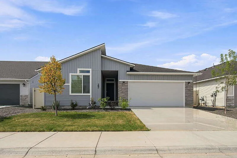 4 bed, 2.0 bath, 2025 sqft, $2,595 — Photo 1