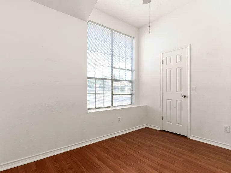 2702 Hemlock Dr — Photo 10