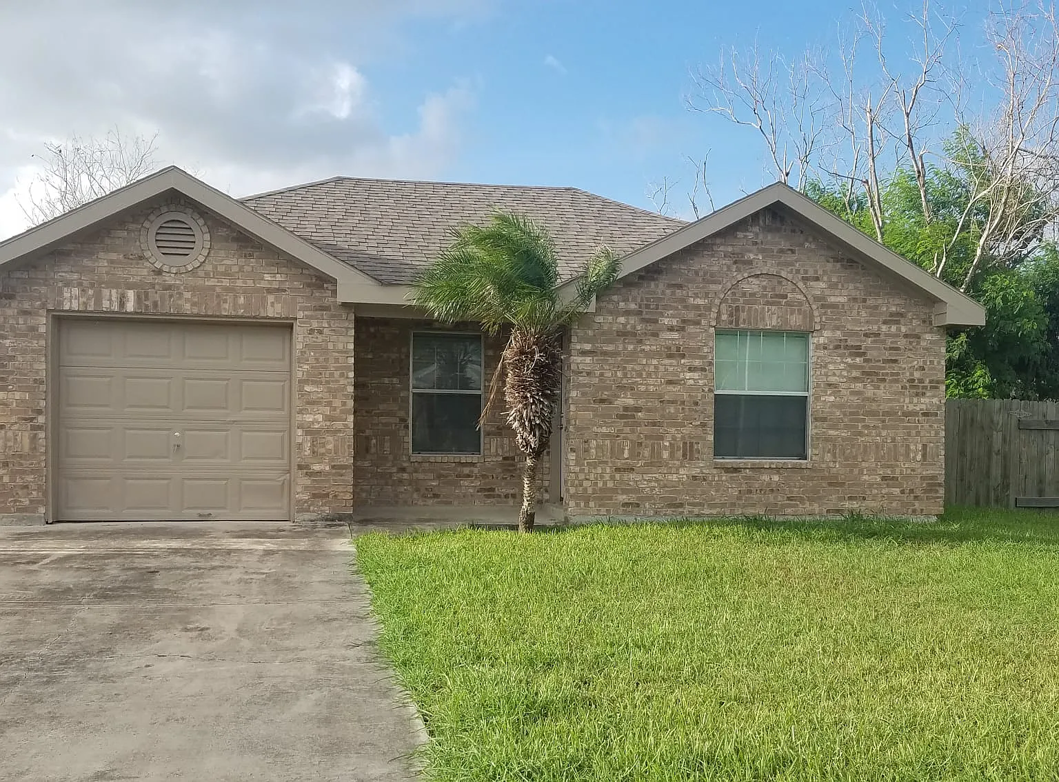 3 bed, 1083 sqft, $1,300 — Photo 1