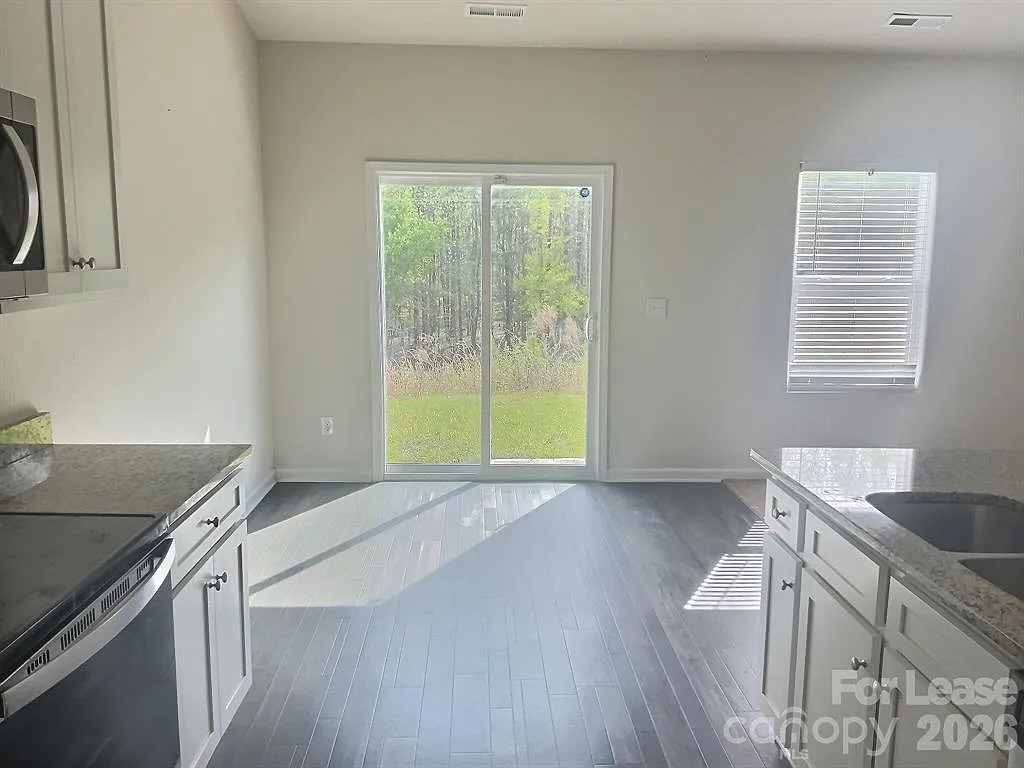 3 bed, 1502 sqft, $1,895 — Photo 3