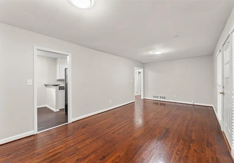 2352 Elmwood Cir SE — Photo 10