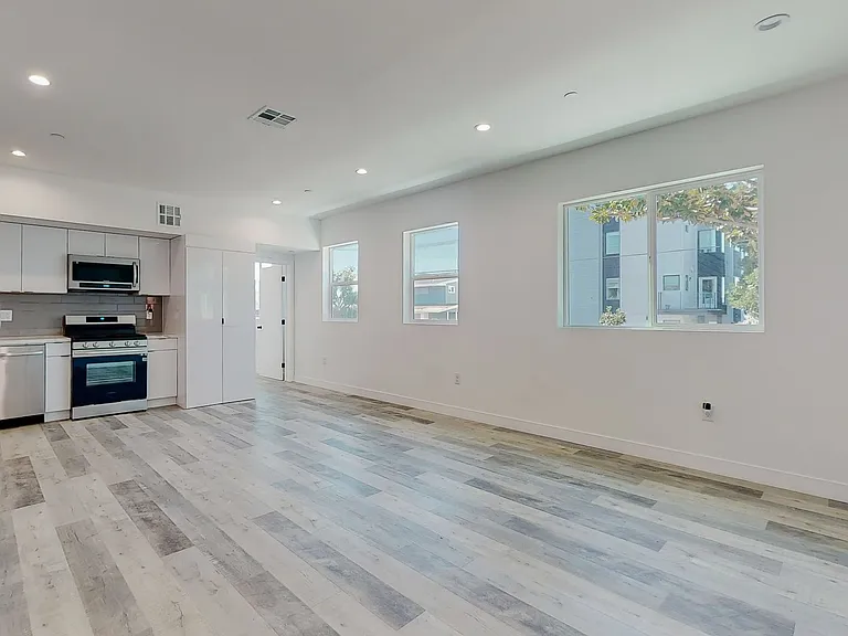 3 & 4 Bed 2-Story Townhomes with Covered Parking Spots Available! — Photo 5
