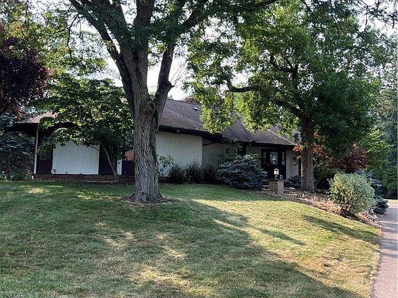 2nd image of 725 Dahlia Cir