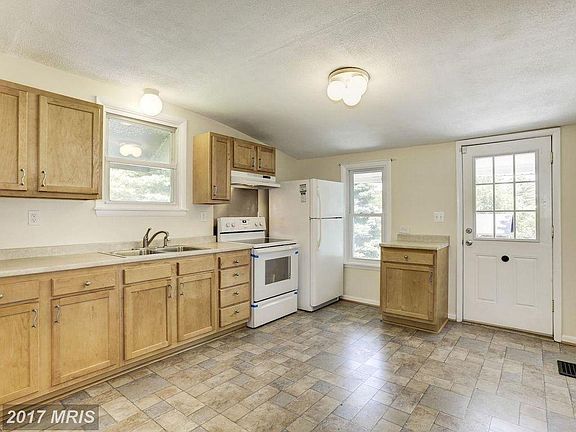 Spacious Eat in Kitchen