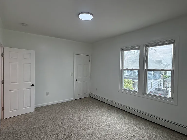 38 Marion Ave N — Photo 9