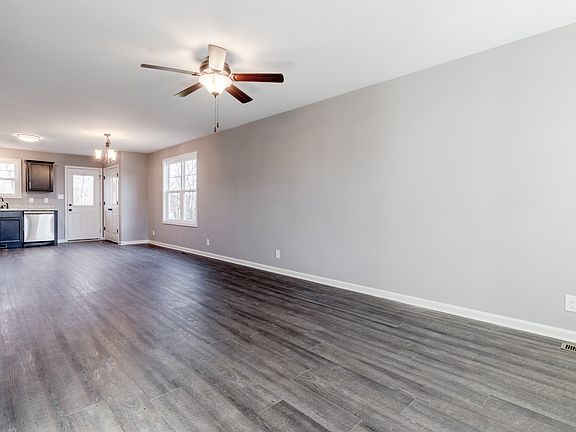 3rd image of 923 Oak Ln