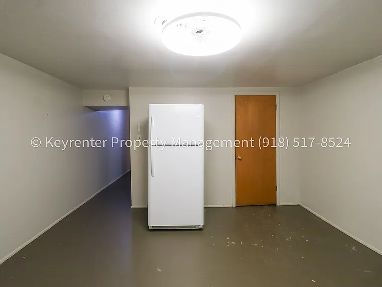 953 E 37th St S — Photo 35
