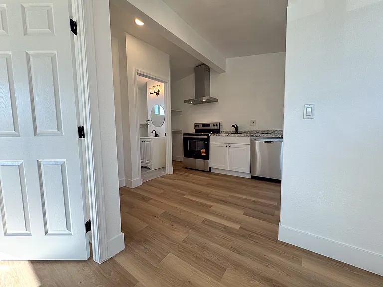 25 Pico Ave #B — Photo 2