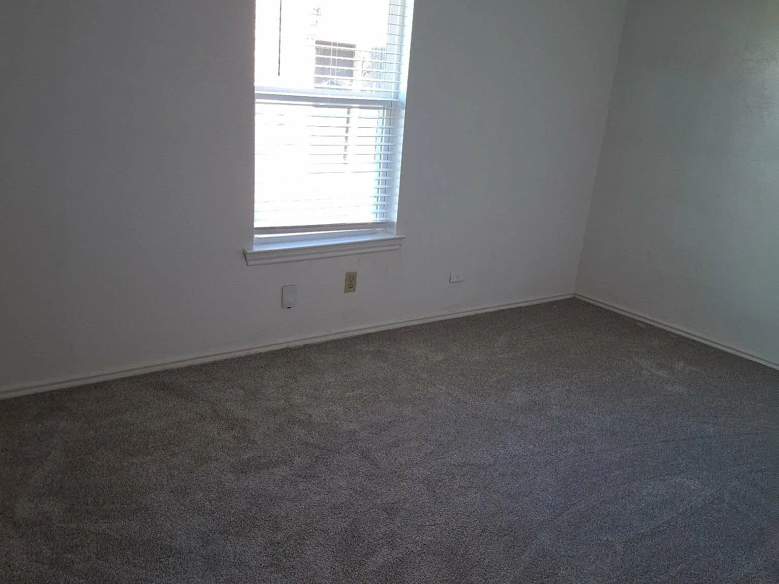 4 bed, 1897 sqft, $2,200 — Photo 2