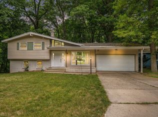 2037 Holliday Dr SW, Wyoming, MI 49519