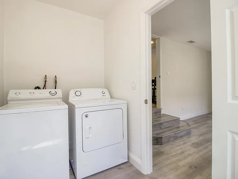 516 Clifton Ave — Photo 18