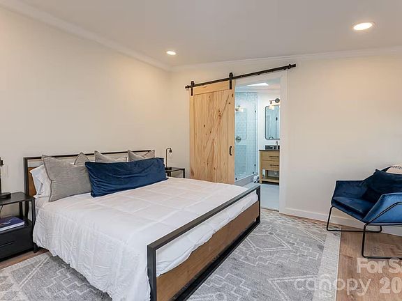 5th image of 2 Shady Oak Ln