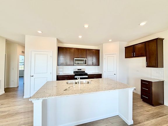 4th image of 3200 Peyton Cir