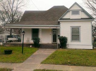 1115 Throckmorton St, Gainesville, TX 76240